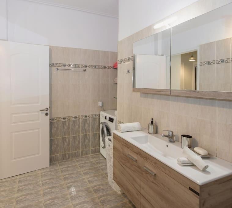 Thano'S Stylish Flat Just 150M To The Beach Farai Exterior photo